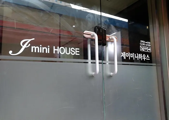 J Mini Hotel & House